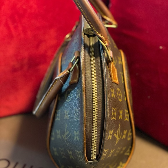 This is an authentic LOUIS VUITTON Monogram Ellipse Pre-owned - Picture 4 of 5